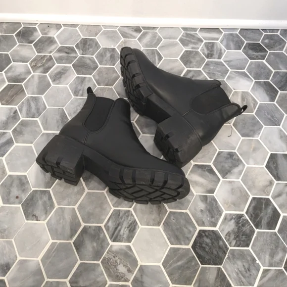 Steve Madden Black Faux Vegan Leather Howler Chunky Y2K Platform Boots Shoes